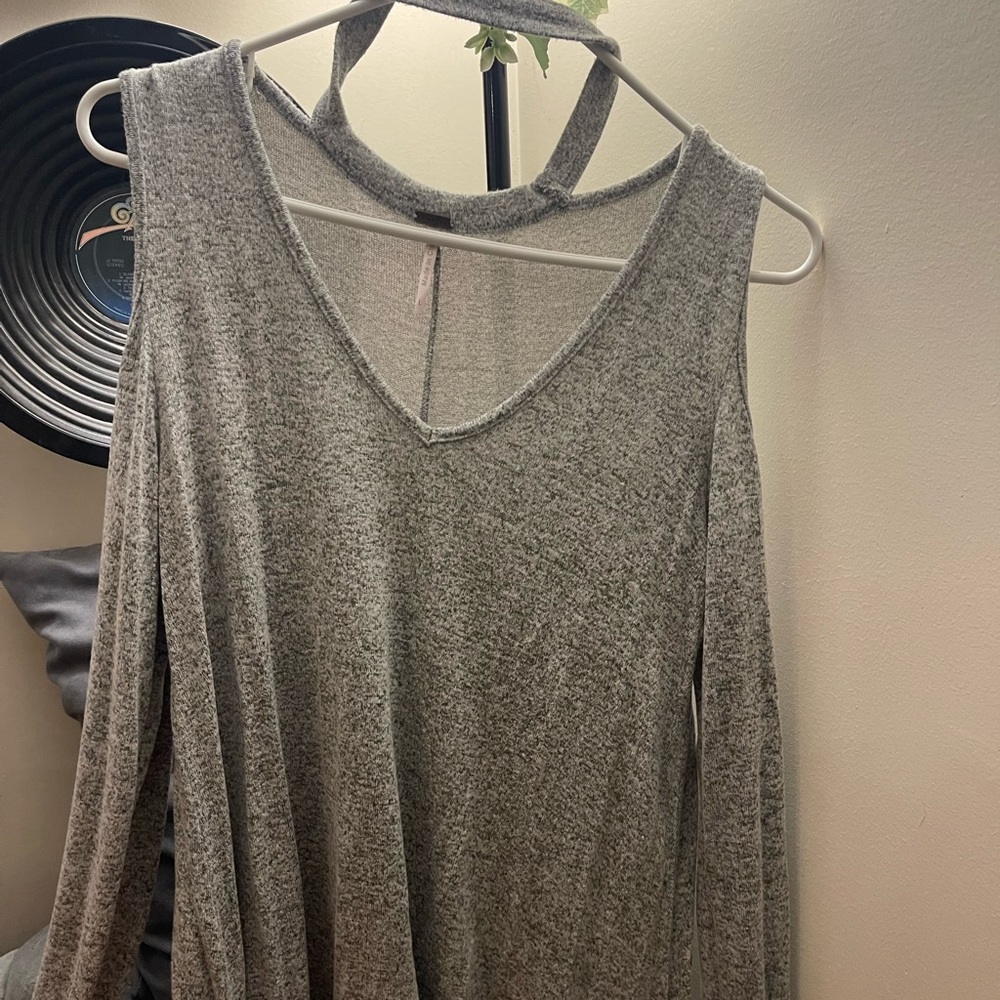 Very soft cut shoulder long sleeve